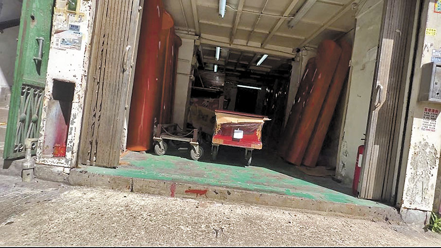 ◆紅磡區不止一間「幽靈棺材店」，店內只存放棺木，無招牌也無職員，卻中門大開。 香港文匯報記者廣濟  攝