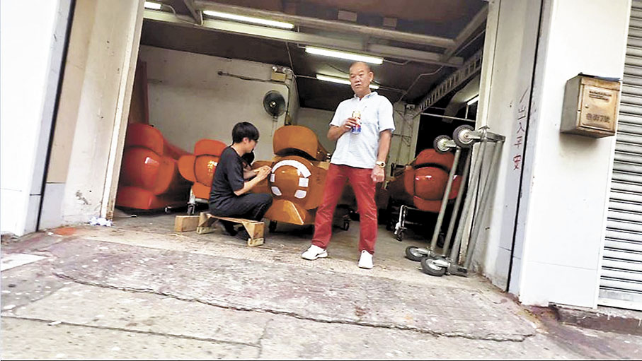 ◆其中一間無招牌的「幽靈棺材店」有職員看守作業。 香港文匯報記者廣濟  攝