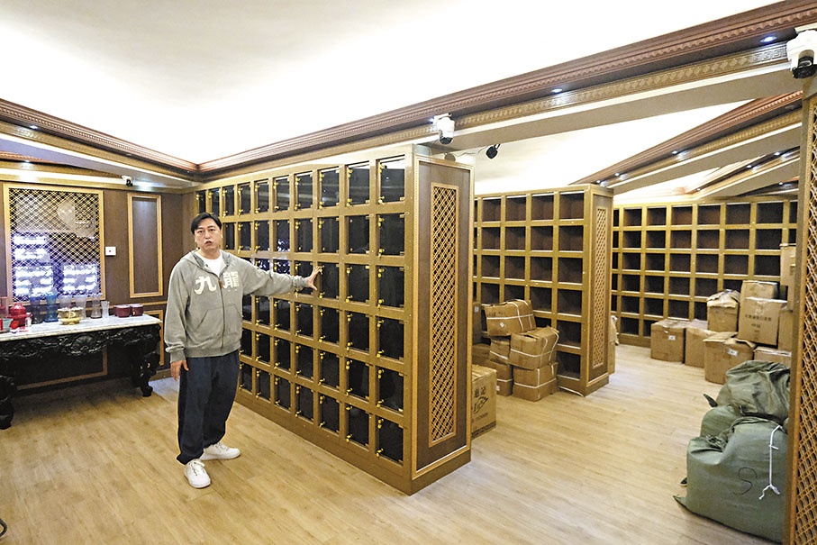◆ 江龍章建議在新殯儀館另闢幾個樓層單位租予紅磡區內的長生店，以及目前零散安放在長生店內的骨灰龕。 香港文匯報記者涂穴  攝