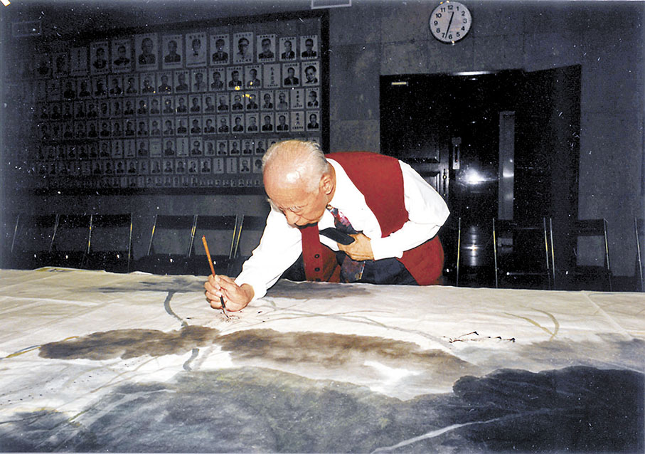 ◆饒宗頤教授作畫中。 饒宗頤基金提供