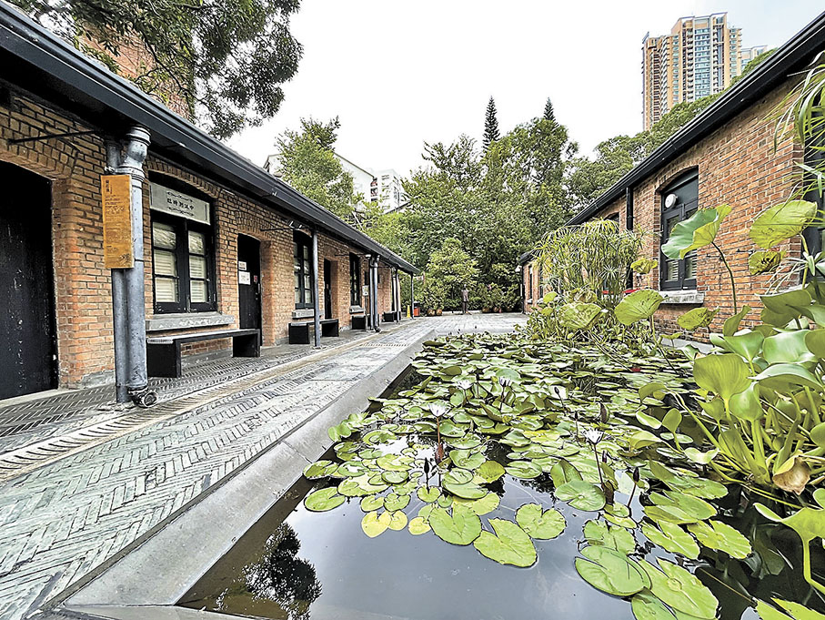 ◆饒宗頤文化館中一方蓮池是饒公繪畫的靈感來源。  尉瑋  攝