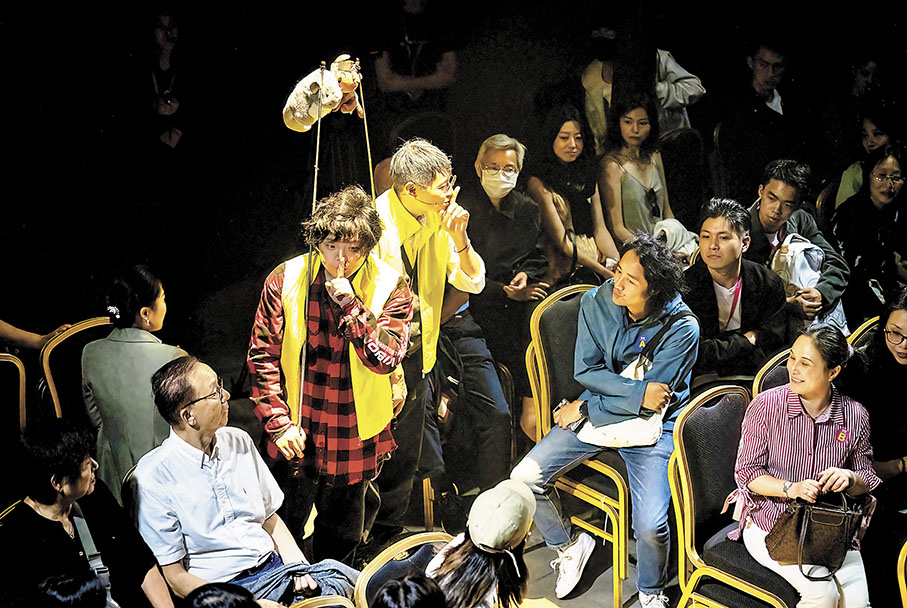 ◆在話劇《長巷》中，丁一滕（左）與吳彼上演精彩的對手戲。