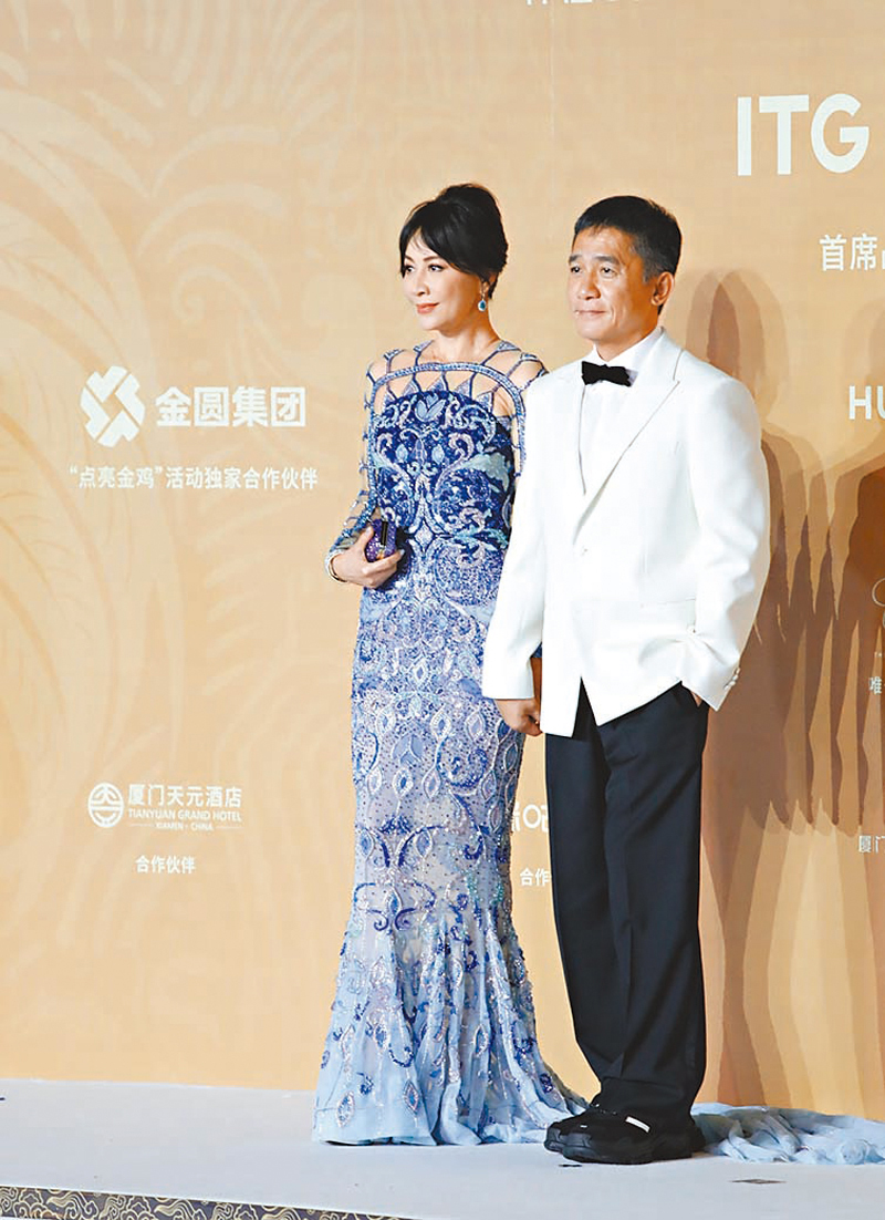 ◆梁朝偉與劉嘉玲牽手走紅毯。 蔣煌基 攝