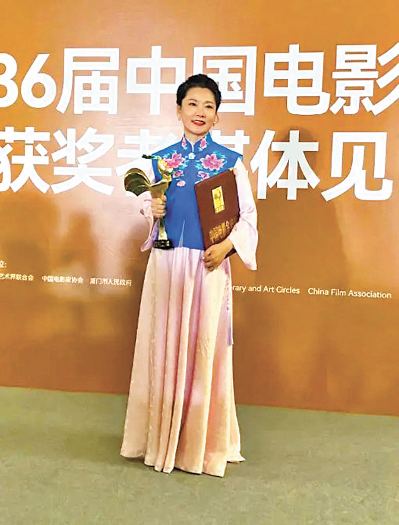 ◆何賽飛憑借《追月》裏的戚老師一角獲得最佳女主角獎。