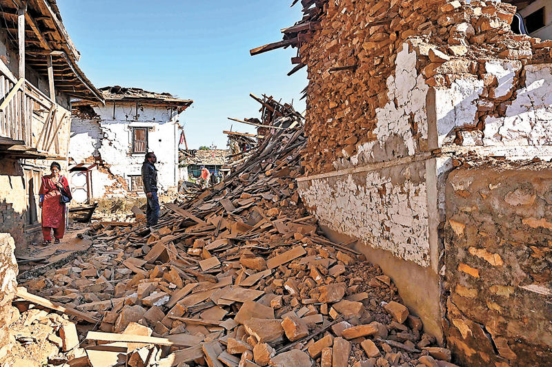◆在賈雅科特災區，居民正在檢查受損房屋。 法新社
