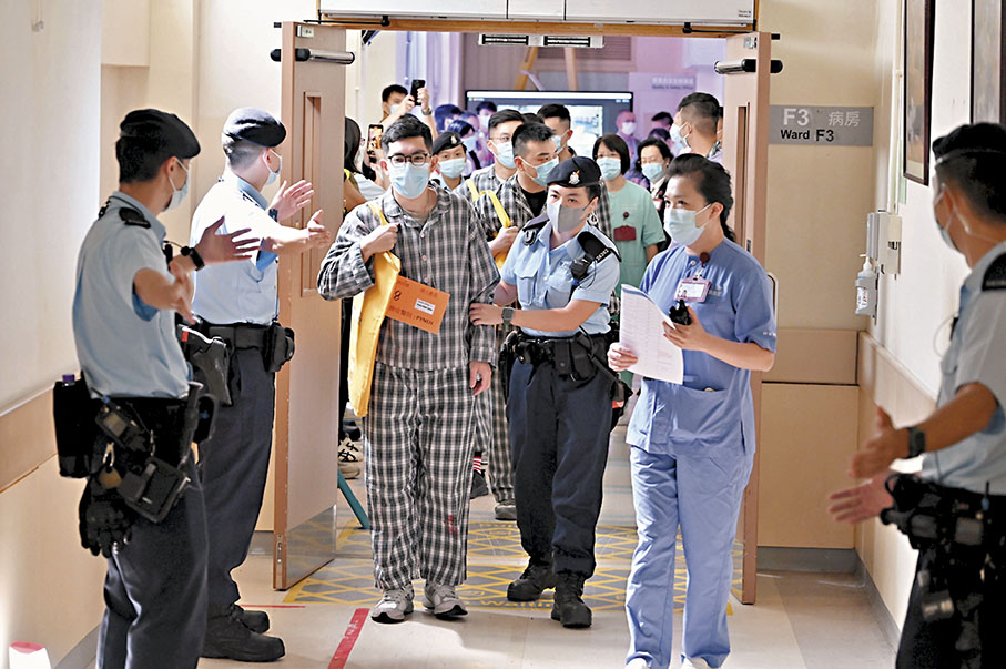 ◆香港警務處港島總區聯同跨部門重大事故演習 ，以應對大規模停電事故。圖為人員協助病人轉移至其他醫院。