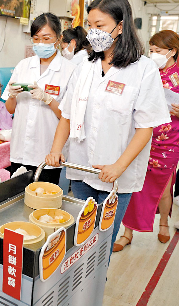 ◆義工推着懷舊點心車為長者送上點心，猶如舊式茶樓。