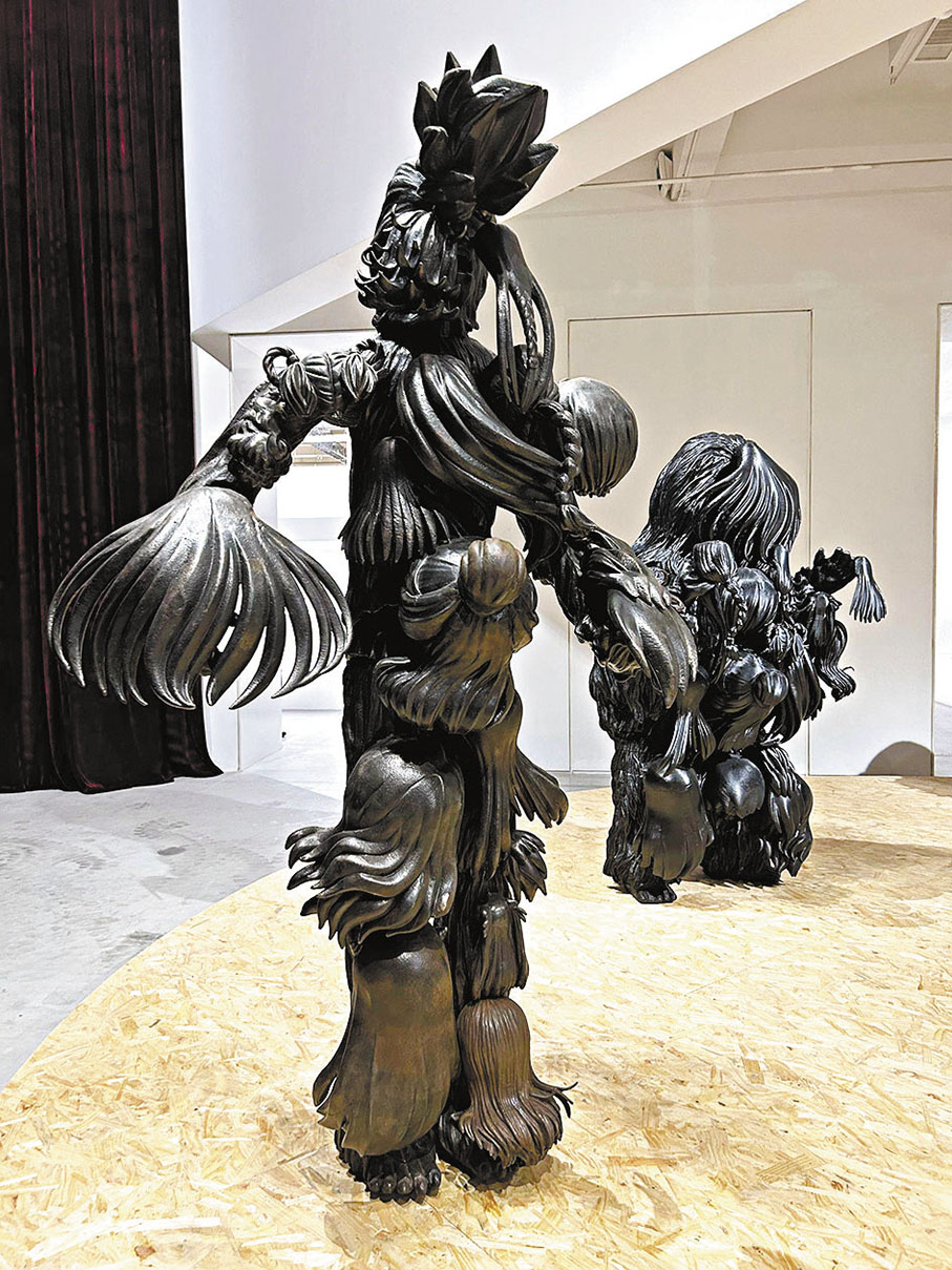 ◆金氏徹平的「青春粉絲俱樂部」主題雕像。 作者供圖