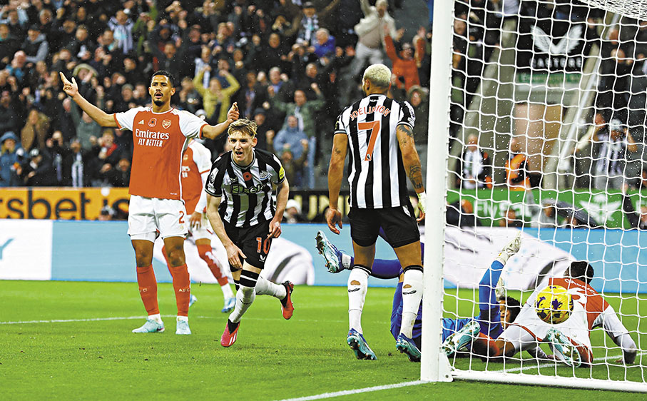 ◆ 阿仙奴方面認為安東尼哥頓(左二)在入球前，對手有人犯規在先。  路透社