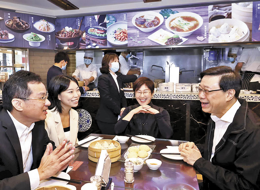 ◆6日一早，李家超與同事在上海一家「百年老店」品嘗具有當地特色的早餐。 李家超Fb