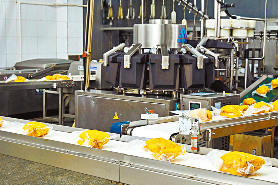 ◆一隻隻供港白切雞預製菜正在加工生產線中加工。