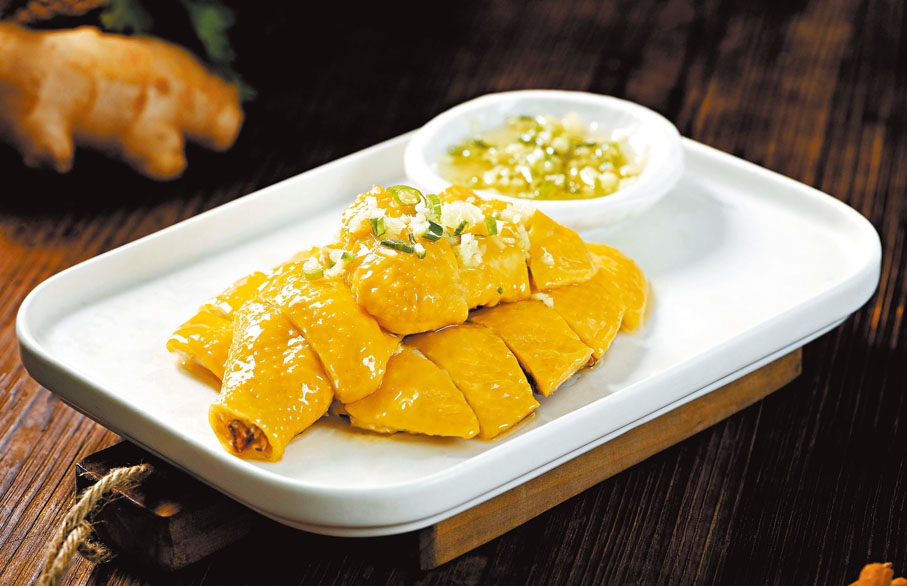 【1.香港唐順興集團的廣東嫩滑白切雞】供港養殖基地用穀物餵養的麻黃雞，自然成長180天，全程無添加抗生素、激素。鮮宰鮮製，無抗生產車間72℃恒溫滷製。專為小朋友研製去骨工藝，且不添加防腐劑。養殖潔淨、製作潔淨、真空冷卻潔淨，溯源體系可查詢每個環節。5分鐘加熱即食。