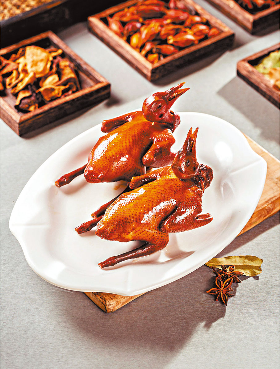 【2.香港唐順興集團的沙田脆皮乳鴿】「脆皮乳鴿」是廣東菜中的一道地方小吃。乳鴿皮脆肉嫩、色澤紅亮、鮮香味美，可以用烤箱或空氣炸鍋加熱。