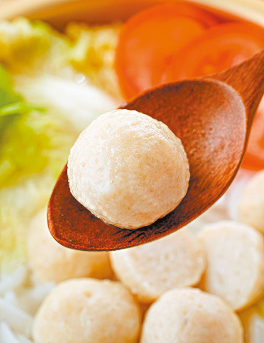 【4.潮汕非遺美食汕頭晶華魚丸】160多年前，達濠魚丸的美味曾被文人形容為「得味一嘗三拍掌，聞香十步九回頭」。如今，達濠魚丸的製作已形成了一整套完善的工藝流程和技術標準，被列入廣東省級非物質文化遺產保護項目名錄。在一家五代傳承人的接力下，從鮮魚起肉、剔骨的刀法，到摔打魚糜的力度控制，魚丸製作的每一個環節都保留着地道風味。