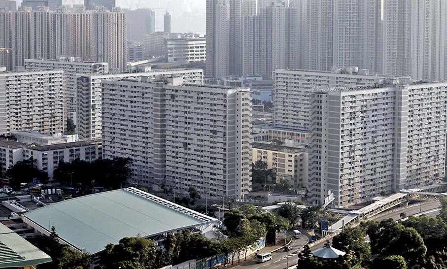 ◆樓齡逾60年的彩虹邨傳將重建，7,400戶需分批遷出。 香港文匯報記者郭木又 攝