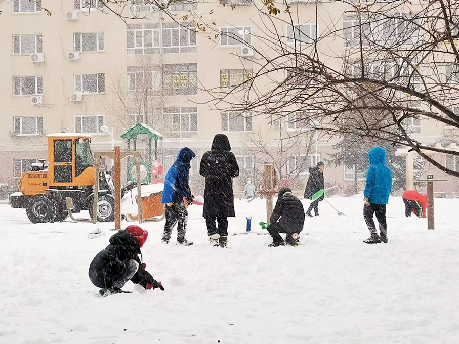 ◆黑龍江小朋友在戶外玩雪。香港文匯報記者吳千  攝