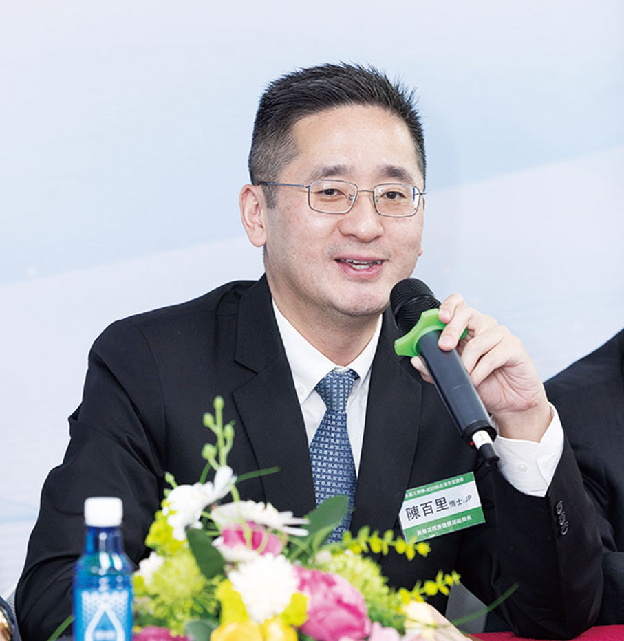 ◆ 陳百里講解施政報告。