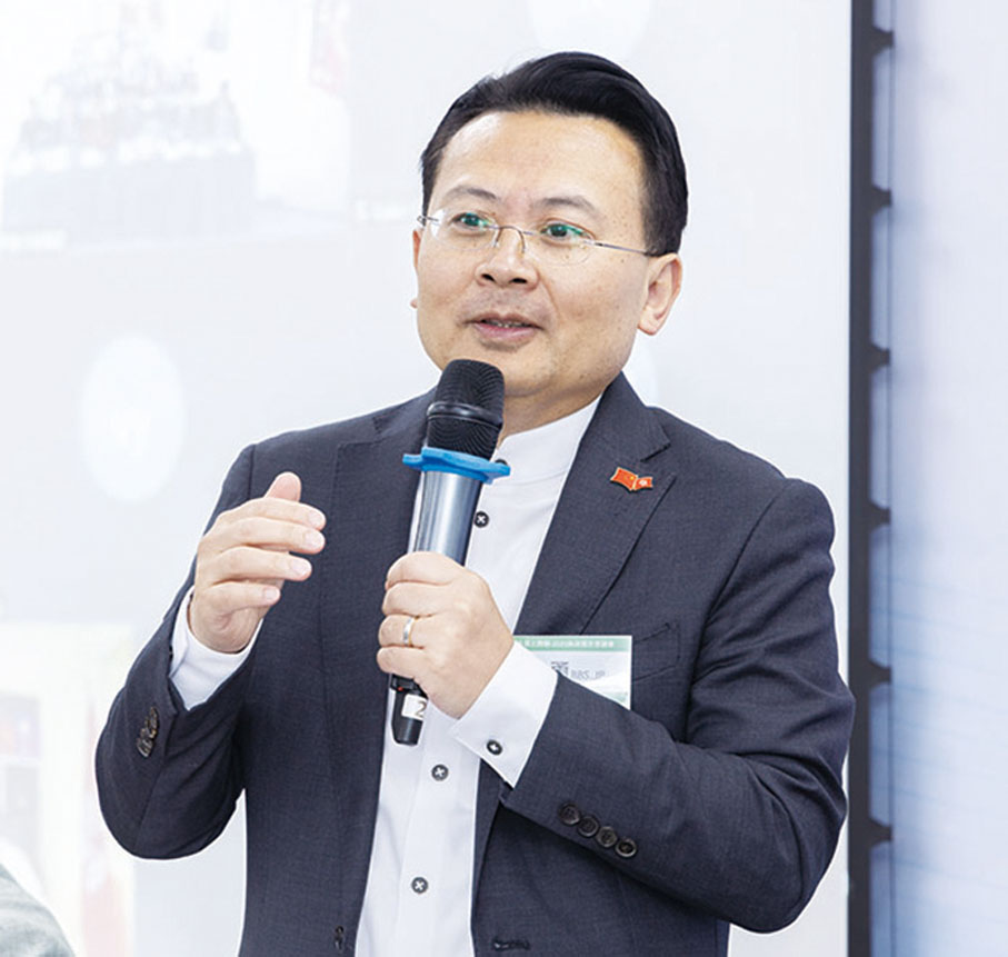 ◆ 陳勇講解施政報告。