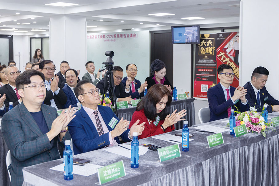 ◆ 會員認真聽嘉賓講解施政報告。