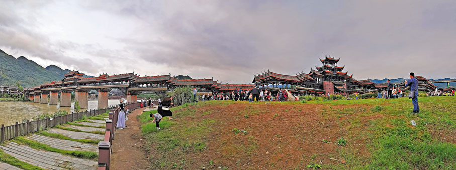 ◆「世界第一風雨廊橋」如巨龍臥波，騰躍於兩江之上。 作者供圖