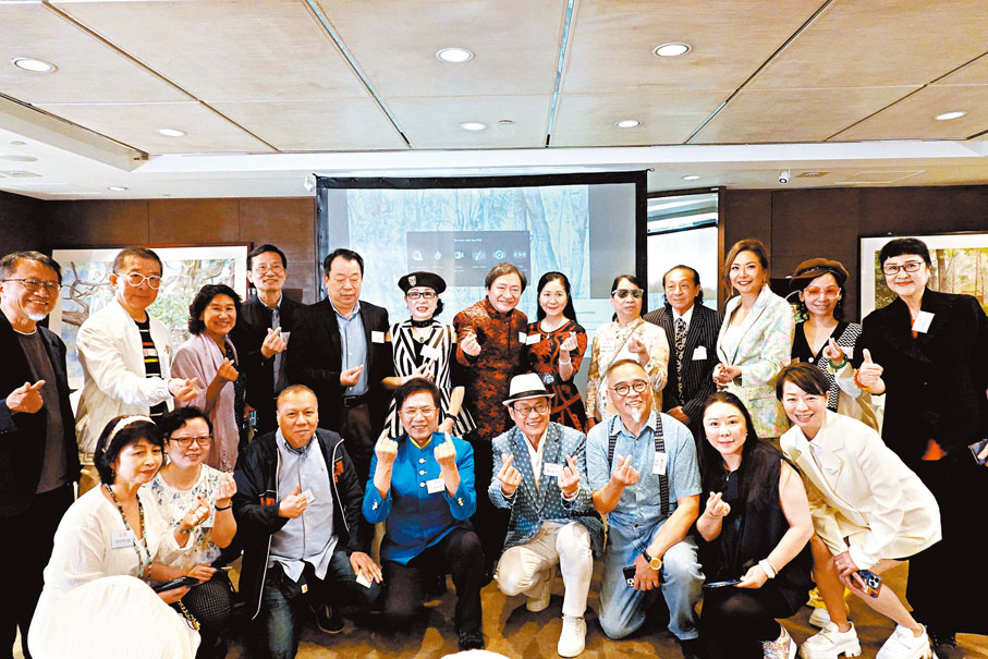◆鍾建新夫婦與發布會嘉賓合影。