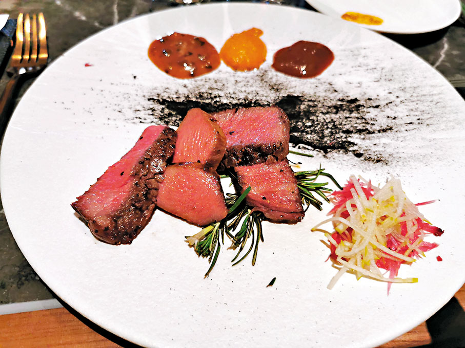 ▲自家乾式熟成澳洲M7和牛拼牛舌