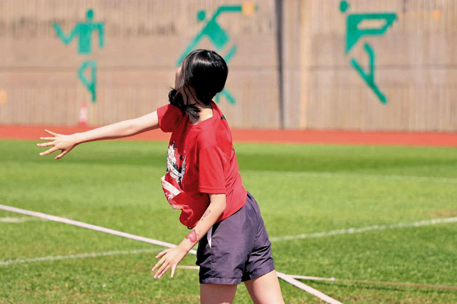 ◆詹天文參加校運會。