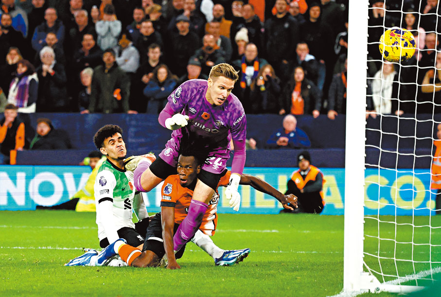 ◆ 戴亞斯（左）助利物浦搶回一分。  路透社