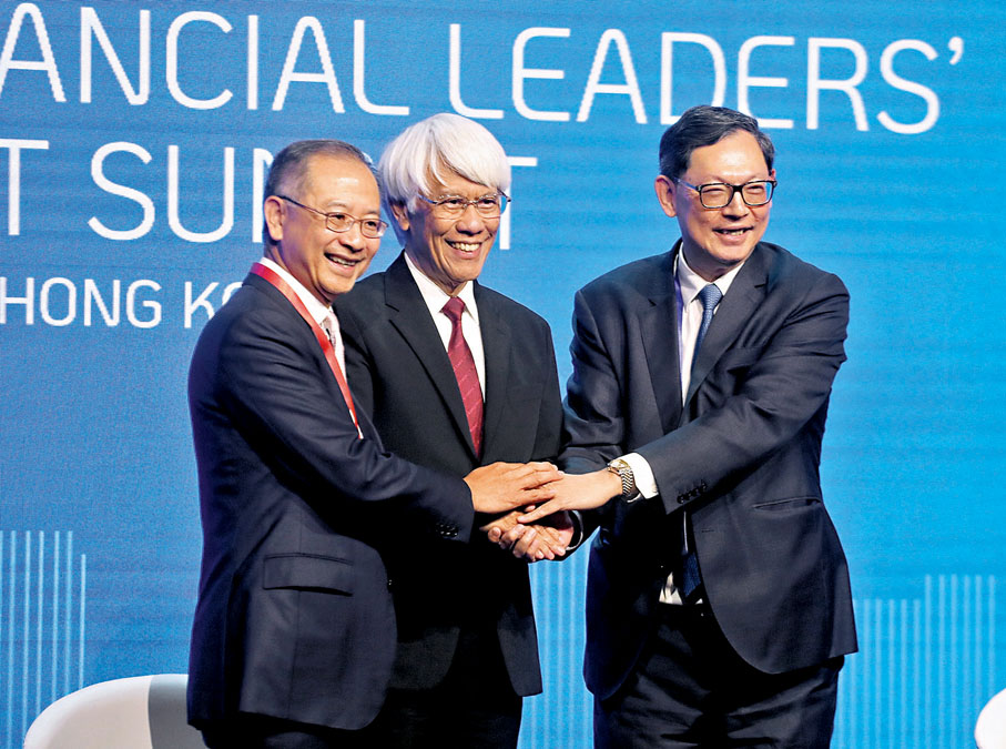 ◆余偉文(左)及任志剛、陳德霖(右)一同回顧金管局的工作。 香港文匯報記者郭木又  攝