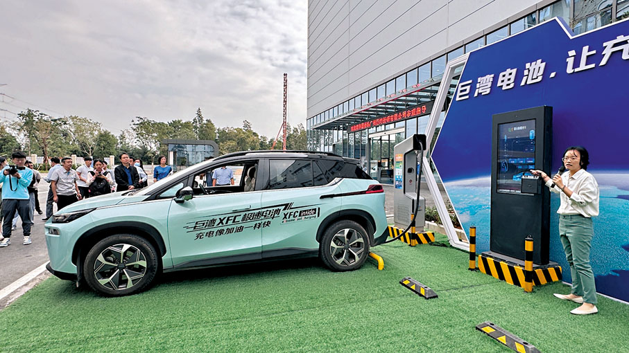 ◆巨灣技研自研的XFC極速充電動力電池,從33%充電到45%僅需不到一分鐘的時間。香港文匯報記者黃寶儀 攝