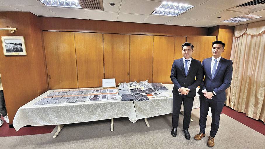 ◆警方講述拘捕兩男涉三宗假扮兒子索「保釋金」騙案詳情及展示檢獲證物。 香港文匯報 記者 鄧偉明  攝