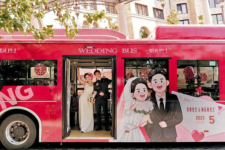 ◆量身訂製的「婚禮巴士」上印有新人姓名和結婚日期。