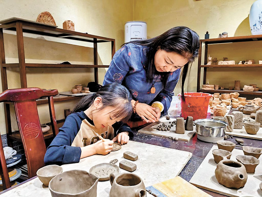 ◆張金霞在教小朋友製作澄泥擺件。