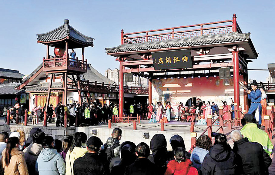 ◆西安大唐芙蓉園內的西安鼓樂演出吸引眾多觀眾。