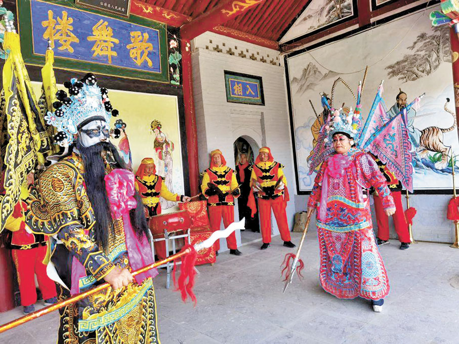 ◆村民在山西省臨猗縣古戲台上表演鑼鼓雜戲。