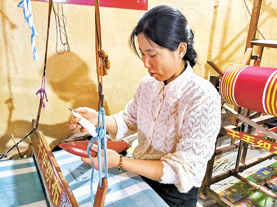 ◆南嶺村村民在紡織老粗布床單。