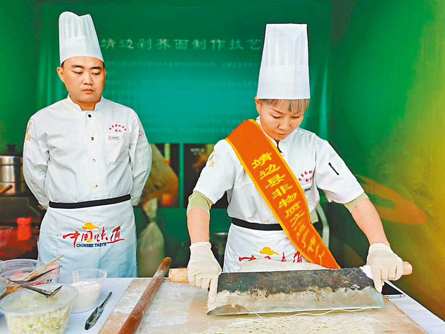 ◆非遺傳承人展示陝北靖邊縣的剁蕎麵製作技藝。