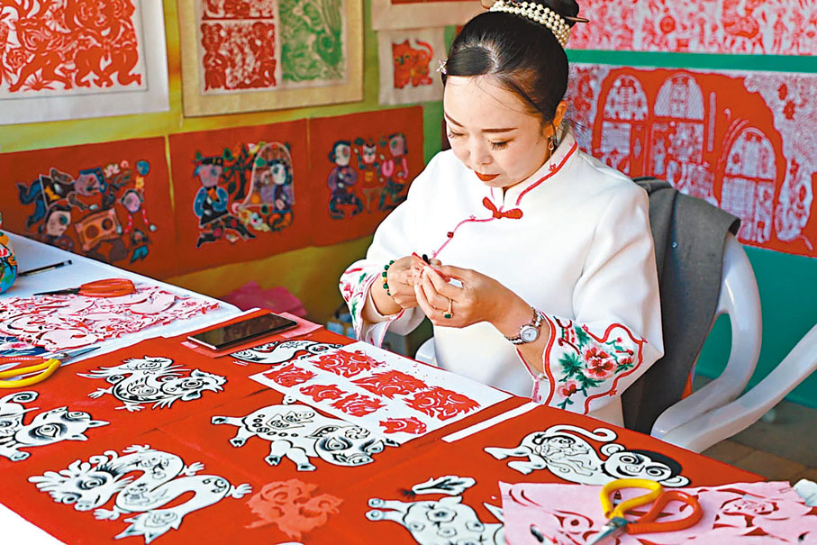 ◆活動現場展示非遺剪紙技藝。