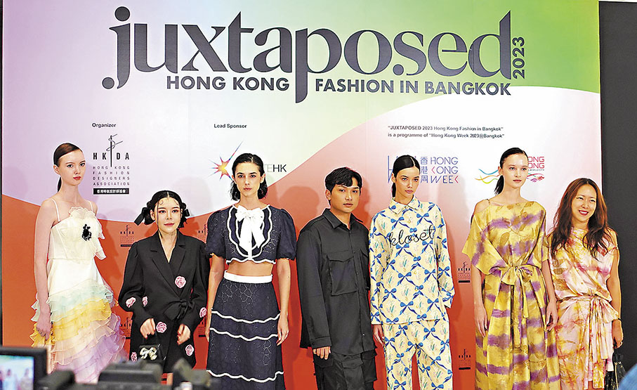 ◆泰國設計師Kathy（左二）、Gam-Mallika（中）、Pring（右一）與各自作品及模特亮相曼谷時裝展。