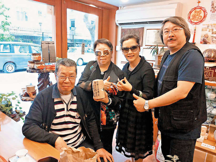 ◆飛姐（右二）來港，一定會到葉教授的茶坊選茶，而我們也當然黐住左右！作者供圖