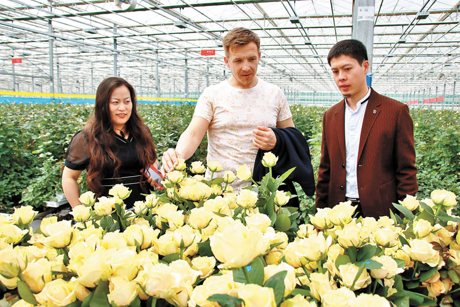 ◆俄羅斯客商在鮮花港採購。 香港文匯報甘肅傳真