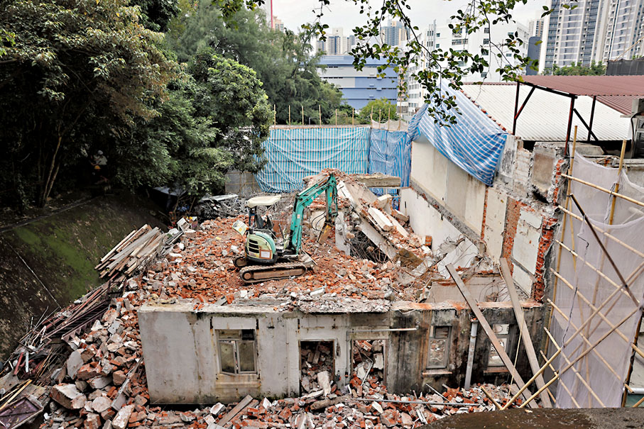 ◆拆卸中的村屋地盤發生嚴重工業意外。香港文匯報記者鄧偉明 攝