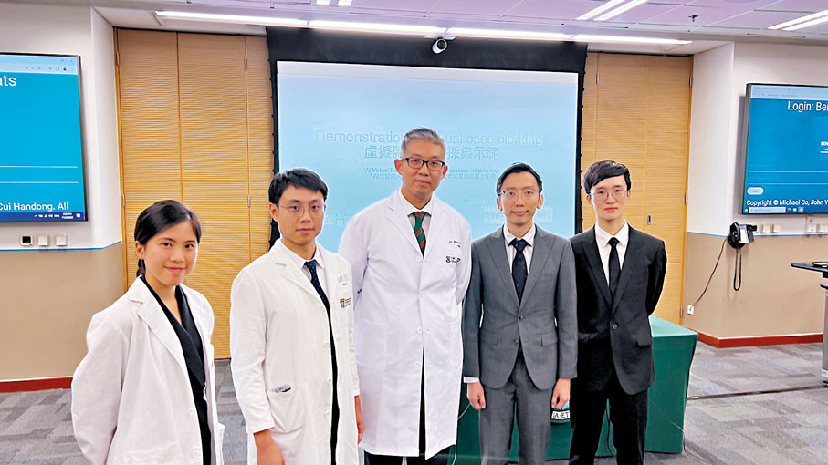 ◆許長峯（左三）、阮子瀚（右二）與學生展示嶄新「AI虛擬病人」問診應用程式，從此醫科訓練可以打破時間及地域限制。香港文匯報記者姜嘉軒  攝