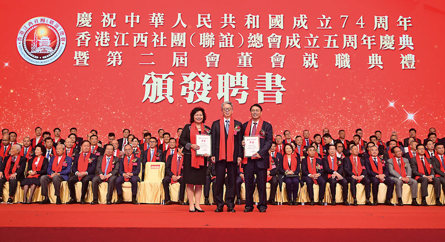 ◆駐港國安公署副署長孫青野（中）向第一執行主席鄧文雲（右）、凃雅雅（左）頒發聘書。