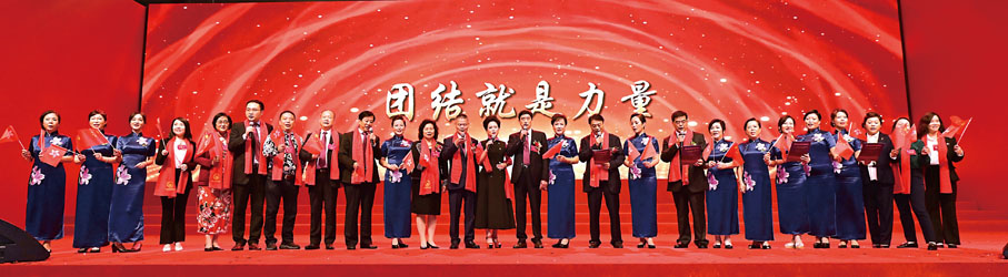 ◆總會會董會成員與現場嘉賓共同合唱《團結就是力量》。
