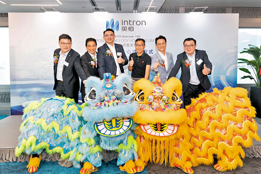 ◆英恒科技陸穎鳴（左三）、陳長藝（右二）及香港科技園公司黃克強（右三）等一行出席英恒科技研發中心成立儀式。