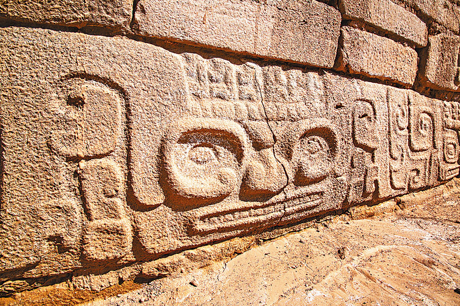 ◆距今已有4,000多年的石峁遺址史前石雕。