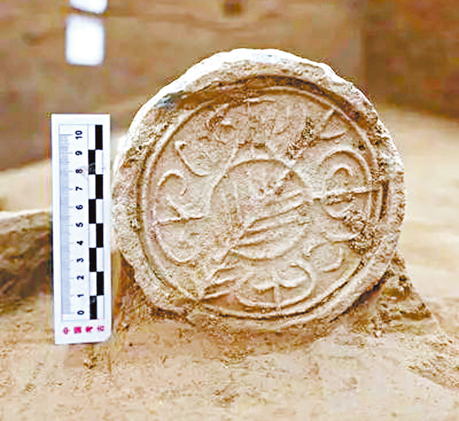 ◆秦漢櫟陽城出土的俗稱「瓦當王」的大半圓瓦當。