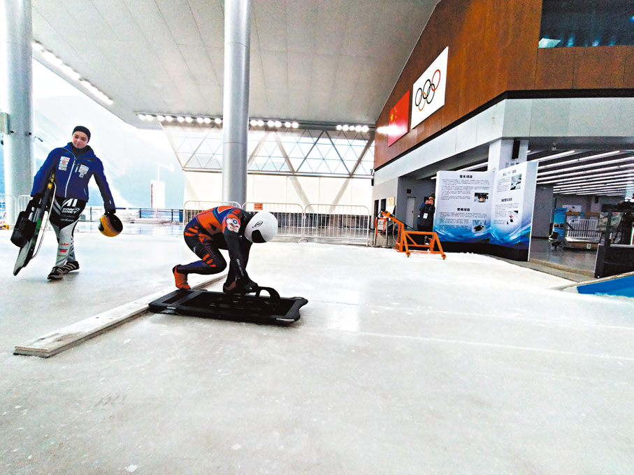 ◆鋼架雪車運動員正準備出發。 香港文匯報記者馬曉芳 攝
