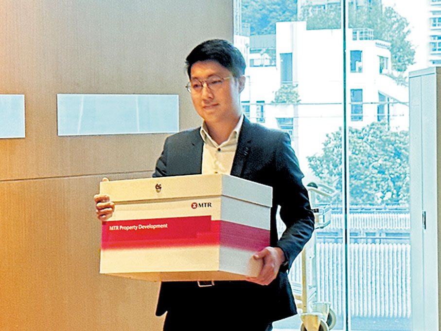 ◆港鐵東涌東站第1期早前收到32份意向書，最終卻「零標書」直接流標收場。圖為港鐵職員收取標箱。香港文匯報記者黎梓田  攝